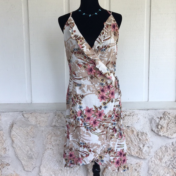 Ivory floral Plus size ruffle wrap dress - Picture 3 of 8